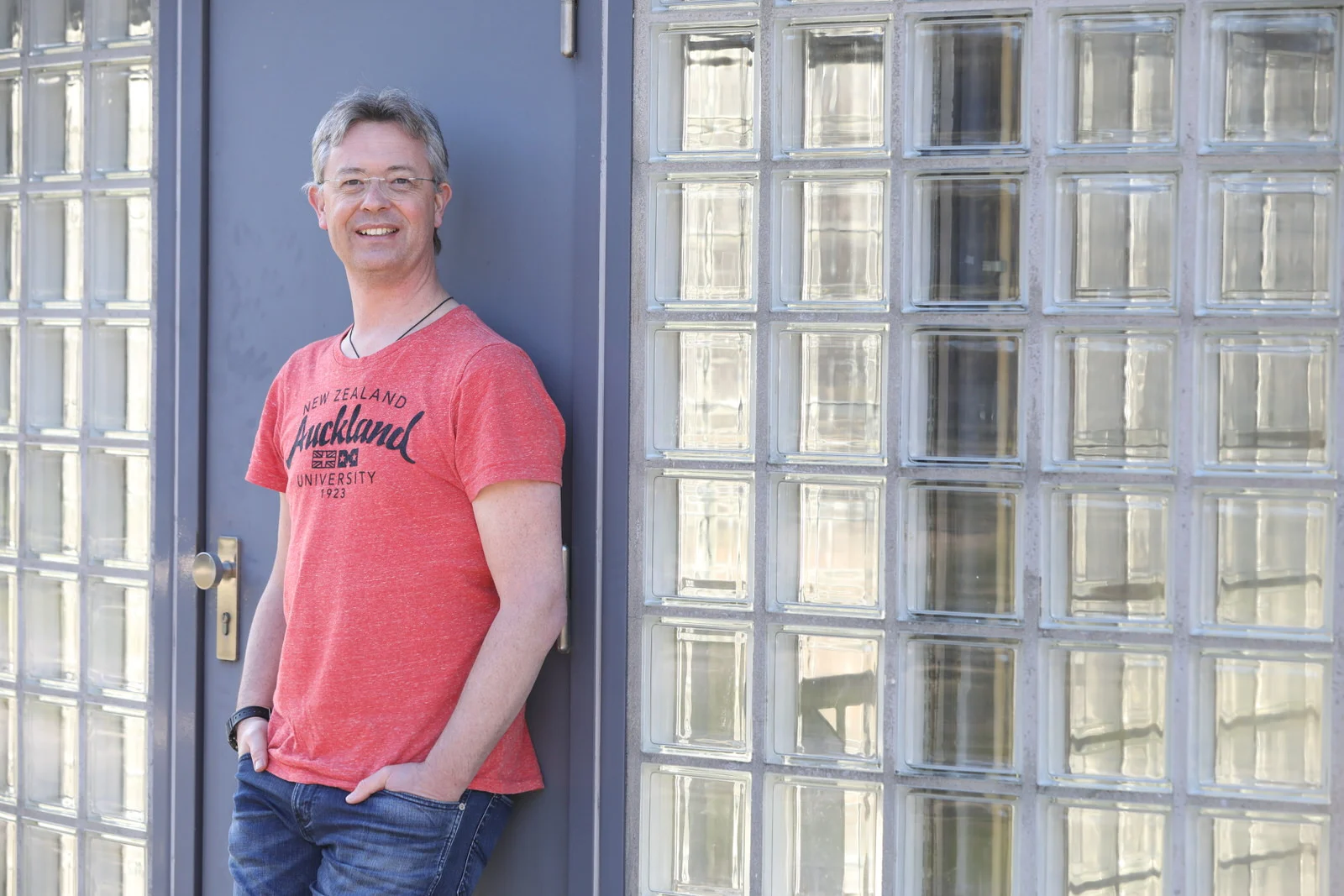 David Borman tegen een muur van glazen bouwstenen (foto: Raoul Neijhorst)