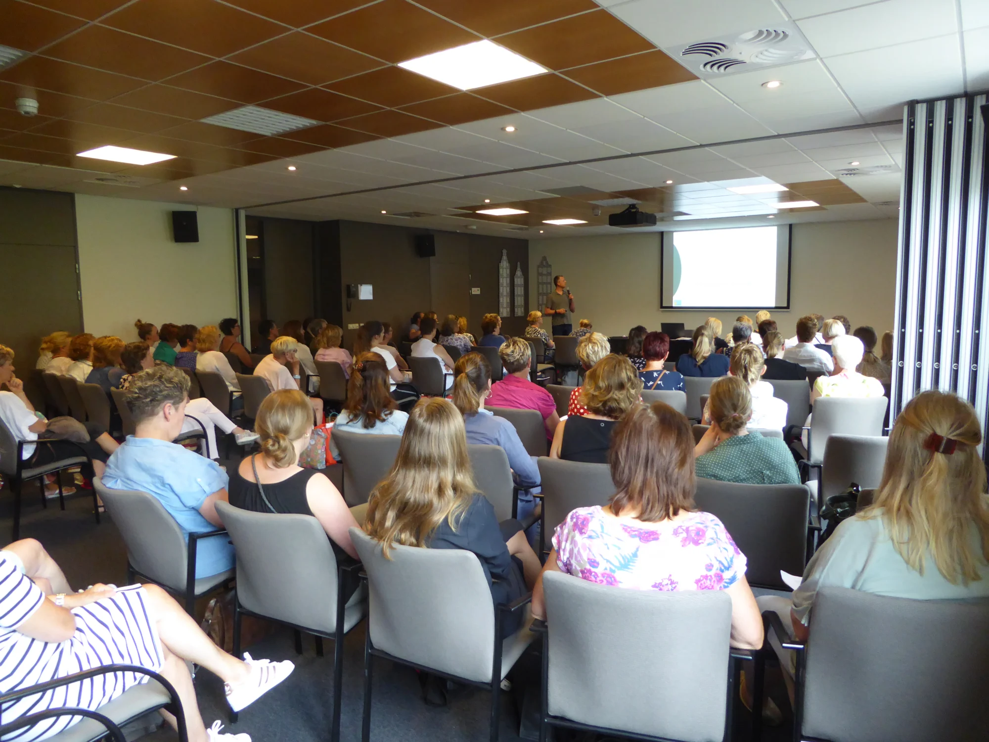 Volle zaal tijdens een lezing van David Borman